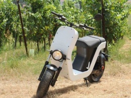 В Италии придумали скутер, заряжающий iPhone и iPad