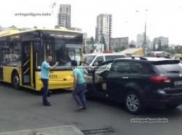 В Киеве неадекват на Subaru хотел, чтобы троллейбус сдал задом и он мог проехать. ВИДЕО