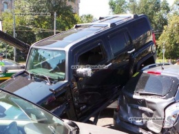 В Москве на Варшавском шоссе Hummer протаранил 4 машины – двое пострадавших. ФОТО+видео
