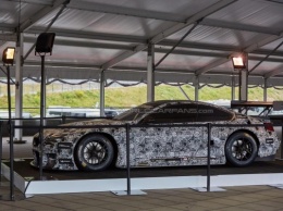 Гоночный BMW M6 GT3 2016 сфотографирован вблизи