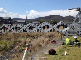 Новый складной мост в стиле оригами поможет жертвам стихий быстрее выбраться из зоны бедствия