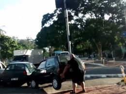 Велосипедист голыми руками убрал авто с дороги (ВИДЕО)