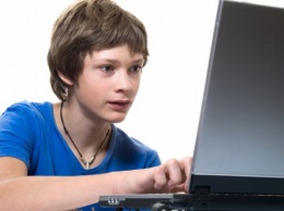 Ученые определили, что 257 минут за компьютером полезны для школьников