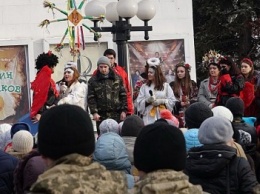 В Мариуполе на закрытии елки черти искушали украинского военнослужащего (ФОТО)