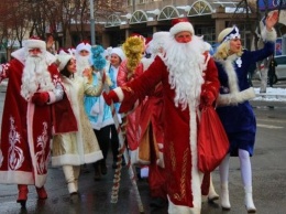 После парада и хороводов Деды Морозы покинули Мариуполь