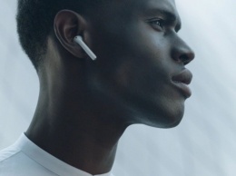 Глава Apple отрицает информацию о выпадении наушников AirPods из ушей
