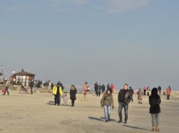 Одесситы вышли к морю греться на солнце (ФОТО)