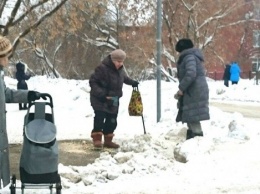 Пермской пенсионерке пришлось бороться с гололедом с помощью топора