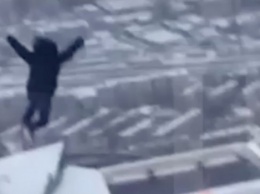 В сети появились кадры смертельного прыжка с крыши небоскреба "Москва-сити"