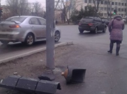 В Мариуполе упал светофор (ФОТО)