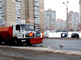 Киевские коммунальщики повеселили "борьбой" со снегом: опубликовано видео