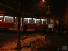 В Киеве на улице Кирилловской сошел с рельсов трамвай (фото)