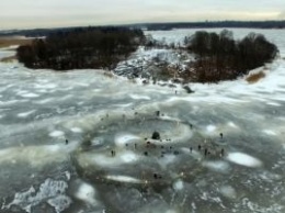 Финляндия: В Хельсинки льдину превратили в карусель