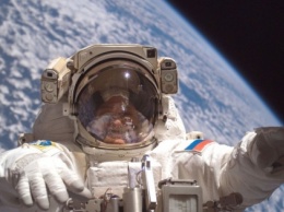 Российские космонавты не могут выйти в космос из-за потери скафандра?