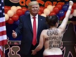 В Мадриде полуголая активистка FEMEN атаковала воскового Трампа