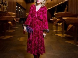 Ксении Собчак удивила модный бомонд платьем из бархатных штор