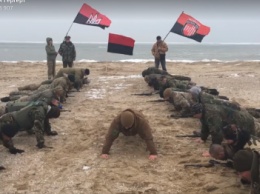 Защитники Мариуполя отжимались на берегу Азовского моря (ВИДЕО)