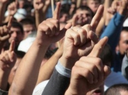 В Херсоне люди перекрыли дорогу в знак протеста против действий ЖЭКа (фото)