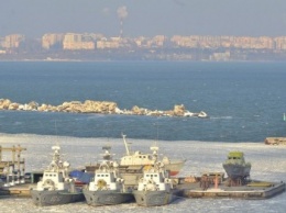 В Одессе льды сковали корабли Военно-морских сил Украины (ФОТО)