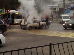 ВИДЕО: в Симферополе автомобиль загорелся во время движения
