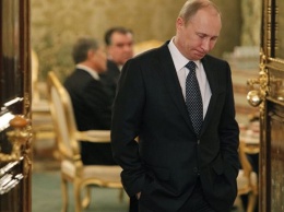 Что читает Путин с соратниками: соцсети насмешило фото "из Кремля"