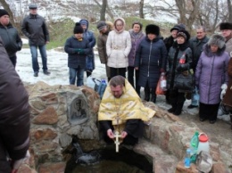 Где горожане запасаются целебной водой на год на Крещение
