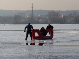 Около 50 киевских рыбаков оказались отрезанными от суши на льдине