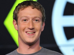 Bloomberg сообщил, сколько человек ведут аккаунт Цукерберга в Facebook