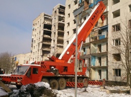 В Лисичанске подготовка к демонтажу дома №17 в полном разгаре. Работает техника (фото)