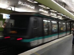 В метро Парижа неизвестный с ножом напал на пассажиров