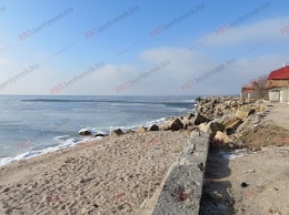 В Бердянске море наступает на берег Лисок
