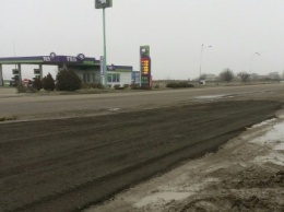Водители ликуют: в Симферополе привели в порядок "марсианскую" дорогу (ФОТО)