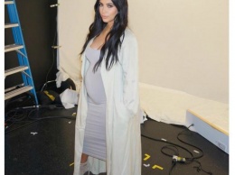 Беременная Ким Кардашян снова надела платье на два размера меньше