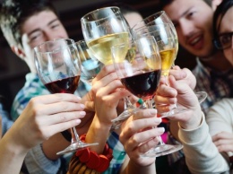 Ученые: Алкоголь во время празднования совершеннолетия может привести к запою