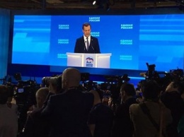 Медведев призвал не надеяться на отмену западных санкций
