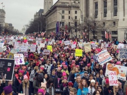 Скучаем по Обаме: звезды поддержали Женский марш против Трампа яркими фото и призывами