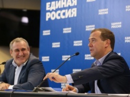 «Единая Россия» названа Медведевым правящей партией