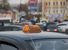 В Екатеринбурге водители спасли таксиста, уснувшего в горящей иномарке
