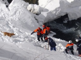 Трое туристов пропали после схождения лавины в Мурманской области