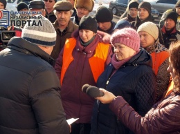 Дворники КП «ПЖС» организовали митинг из-за задолженности по зарплате (ФОТО)