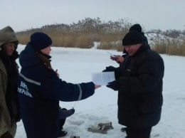 Спасатели призывают население Покровского района быть осторожными во время зимней рыбалки