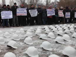 Энергетики принесли на пикет каски уволившихся сотрудников (Фото)