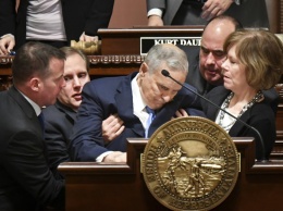 Губернатор штата Миннесота на 45-й минуте речи в Конгрессе упал в обморок