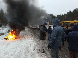 Из-за протестов и пылающих покрышек под Киевом заблокированы две международные трассы