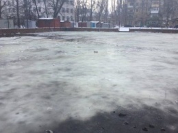 В центре Славянска заливают каток