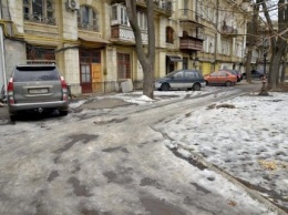 Под одесским оперным даже не думали убирать снег (ФОТО)