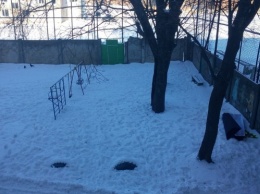 В Полтаве на детской площадке лежал гроб (фото)