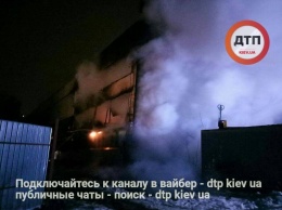 ЧП в Киеве на проспекте Бандеры: сгорело складское помещение. ФОТО
