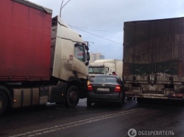 В Киеве на Кольцевой водители фур не пропустили и зажали "автохама"