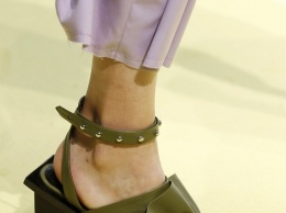 Это нынче в моде: самая странная обувь на модных показах 2017
